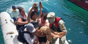 Una turista fue mordida por un tiburón en Galápagos