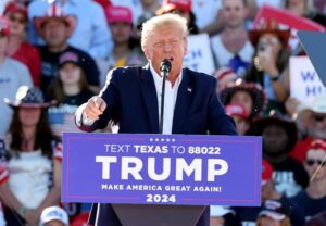 Trump retoma su campaña mientras exportavoz de la Casa Blanca alerta de posibles ‘intimidaciones’ a testigos
