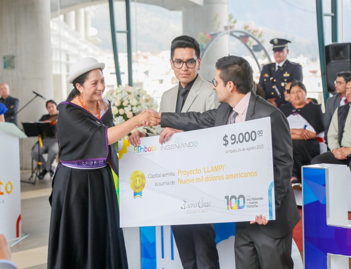 La alcaldesa Diana Caiza entregó el reconocimiento ganadores del proyecto ‘Ingeniando’.