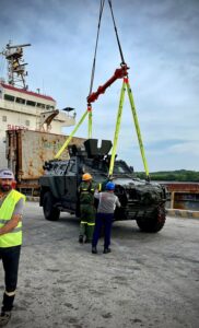 Llegaron 20 vehículos blindados para reforzar a las Fuerzas Armadas