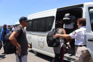 Una camioneta con 27 migrantes de Vietnam, Ecuador y Centroamérica se descarrila en México