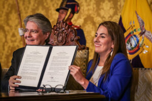 Presidente Guillermo Lasso promulga Reglamento de la Ley de Comunicación entre celebraciones y dudas