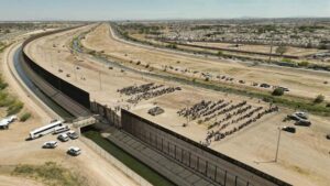 Boyas, contenedores y muro, los frenos a migrantes en la frontera de EE.UU. que terminan en fracaso