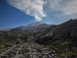 Explosión en volcán Ubinas emite ceniza sobre cuatro distritos del sur de Perú