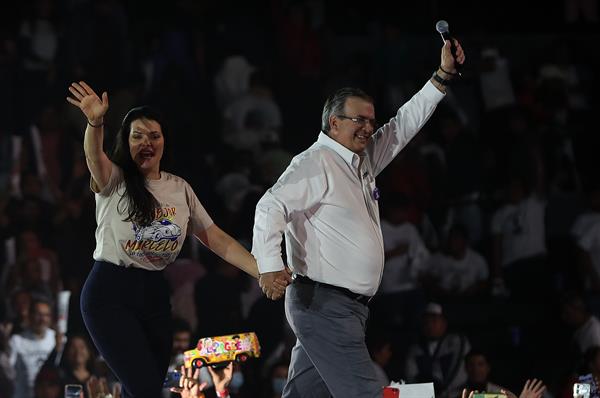 Campaña. El excanciller mexicano y candidato presidencial del oficialismo Marcelo Ebrard y su esposa Rosalinda Bueso saludan durante el cierre de su gira política.