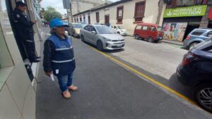 María Rosa cuida carros en el centro de Ambato y ahora busca ayuda para su hija