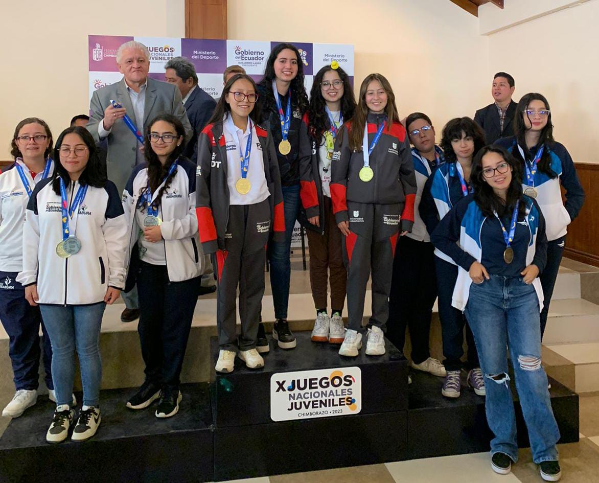 El equipo de Tungurahua (centro) festeja el título nacional sobre sus rivales de Imbabura y Pichincha.