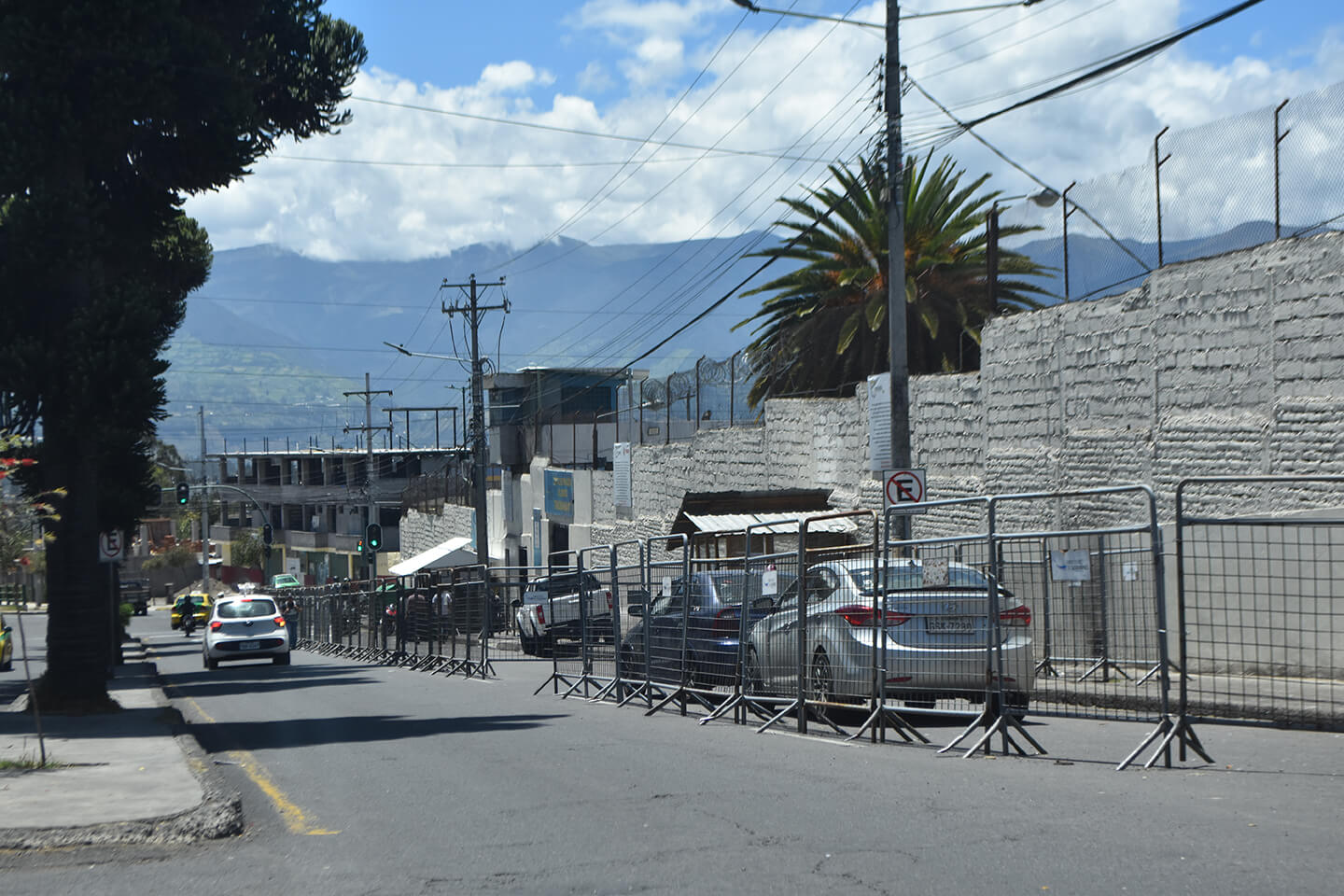 En las inmediaciones de la cárcel de Ambato había resguardo policial y militar.