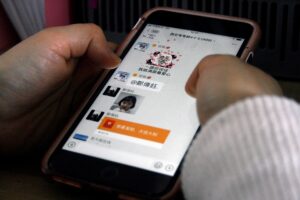 China estudia limitar el uso de celulares a menores de edad
