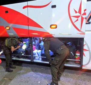 Decomisan 21.500 cigarrillos de contrabando en un bus