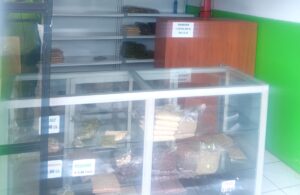 Roban USD 3.000 en dinero y cosas de valor de un local de venta de frutos secos