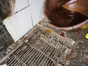 Restaurantes de Ambato desechan el aceite  usado en sumideros y alcantarillas