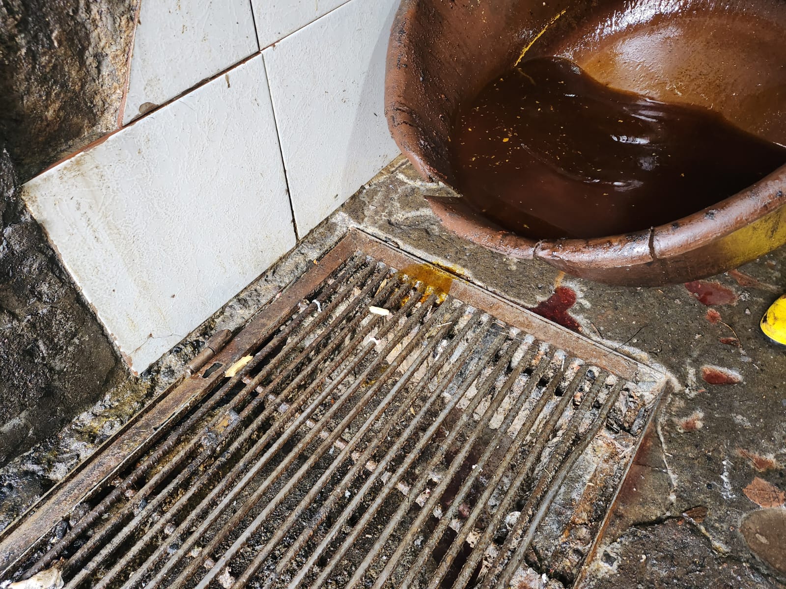 En algunos locales de comida, los desechos de aceite usado son arrojados al sistema de alcantarillado.