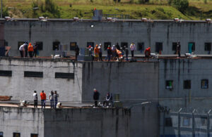 El motín en la cárcel de El Turi, con policías y guardias retenidos, estaría relacionado con los atentados en Quito