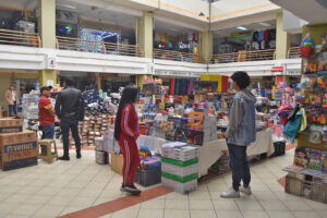 Feria escolar del ahorro se realiza en cinco mercados de Ambato