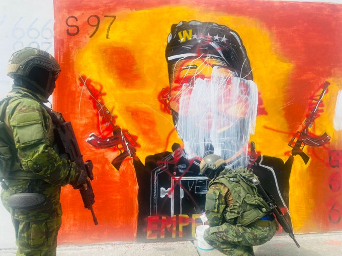 Operativo. Uniformados borraron un mural donde estaba el rostro de ‘Fito’, en la cárcel regional.