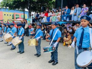 Desfile para celebrar a Febres Cordero en sus 87 años