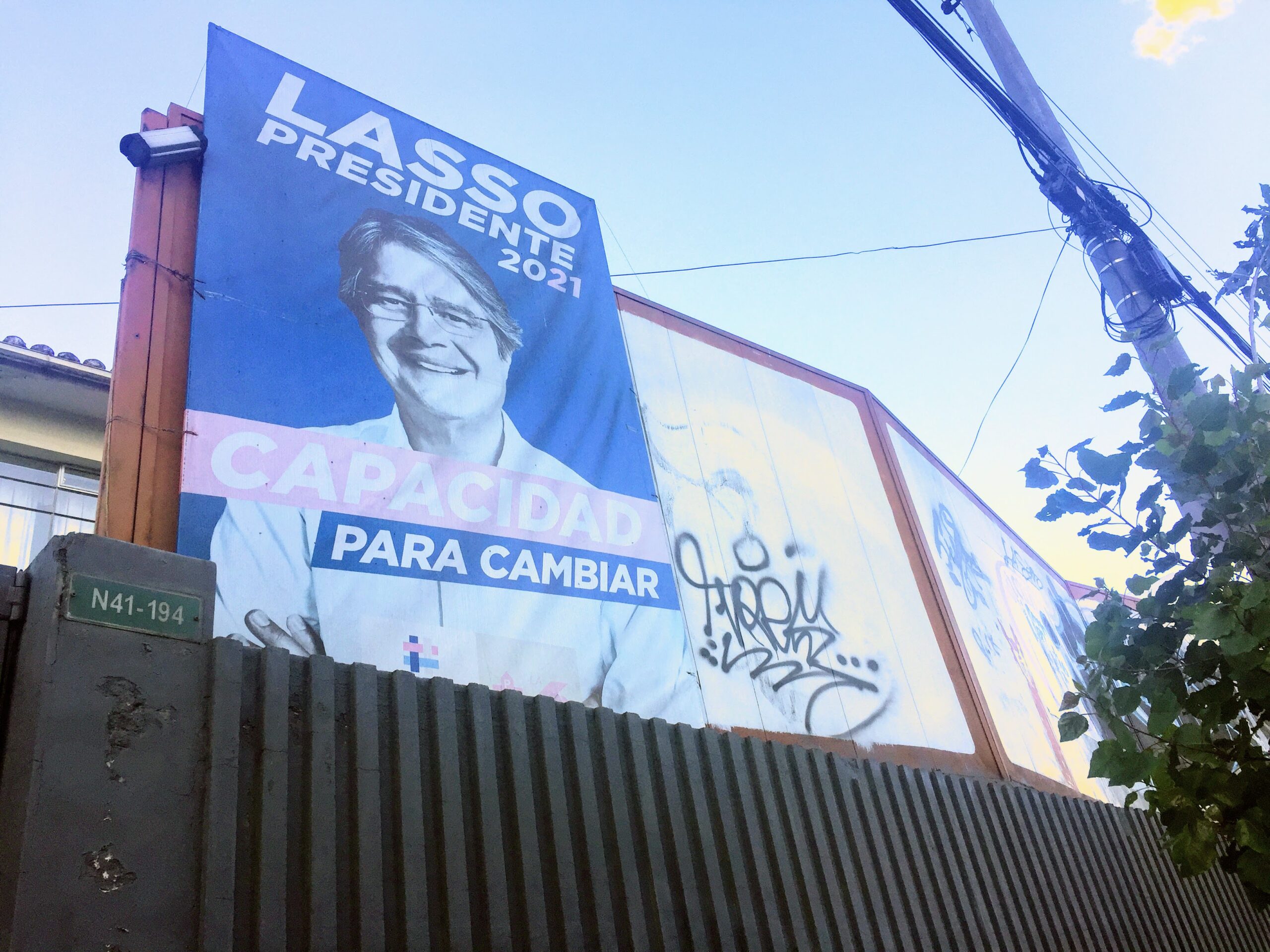 REALIDAD. La publicidad electoral antigua continúa en la ciudad. La de Guillermo Lasso está desde 2021.
