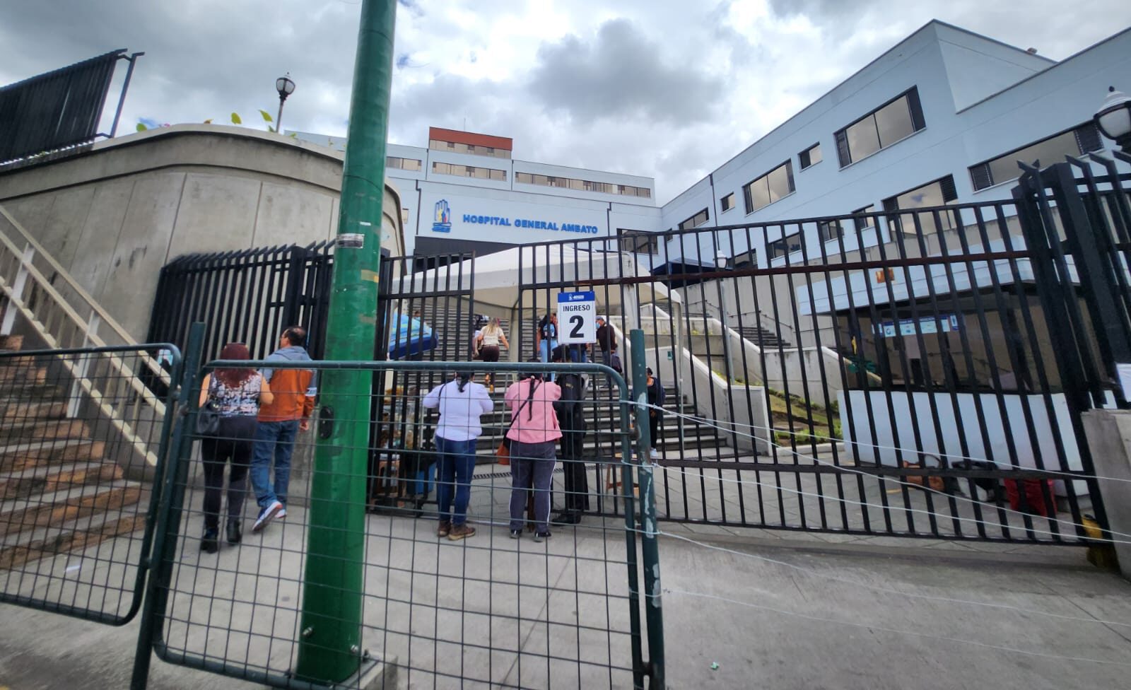 Usuarios se quejan por el servicio en el Hospital del IESS en Ambato.