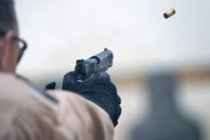 Delincuentes le disparan a un comerciante para robarle en la vía Riobamba – Ambato