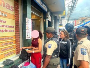 La prostitución se toma el parque central de Otavalo