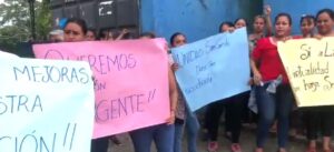 Padres protestan para  pedir mejoras en plantel