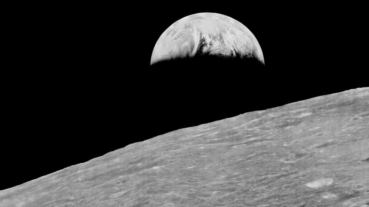 Primera imagen de la Tierra tomada desde la Luna.