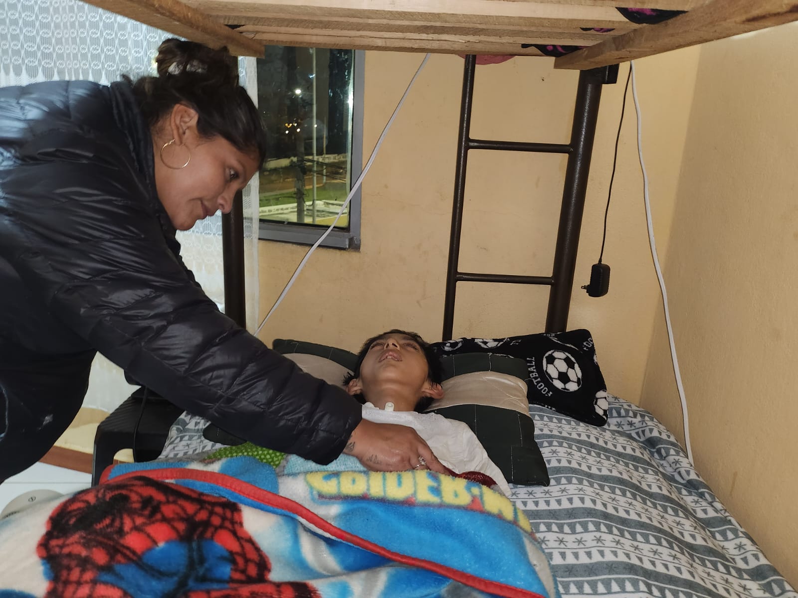 La vida de Josafat Suárez se limita hoy en día a una cama, su madre lo cuida con amor y dedicación.