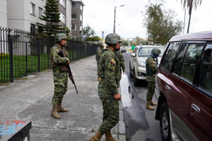 La mitad de los ecuatorianos apoyaría a un gobierno militar