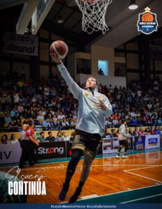 Fabián Valdivieso, se destaca en el baloncesto en Loja