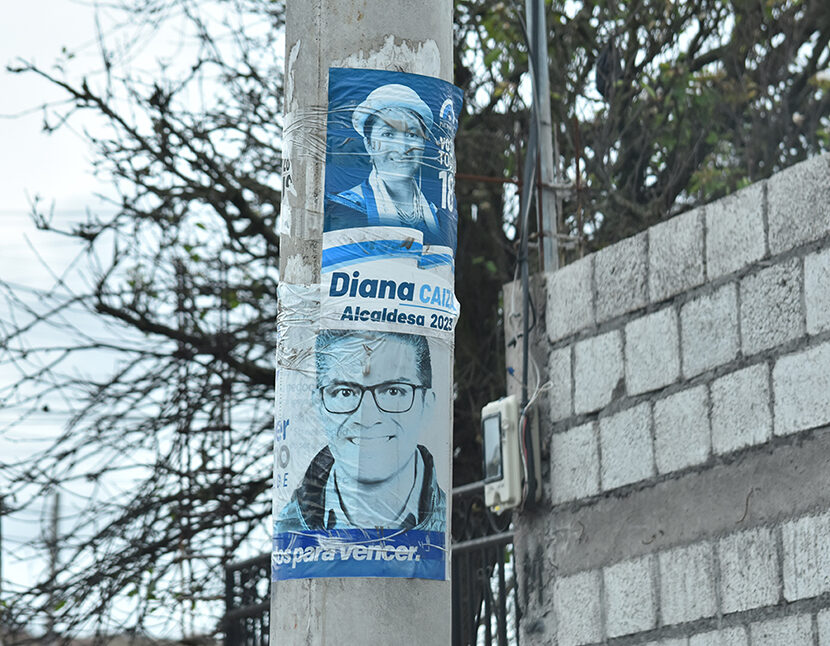 En varios postes de la ciudad todavía se pueden ver afiches de las elecciones seccionales de febrero de 2023.