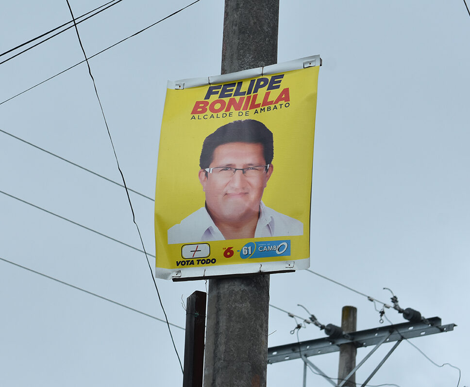 El rostro de Felipe Bonilla, candidato a alcalde de Ambato en 2023, sigue en una pancarta ubicada en Huachi Chico.