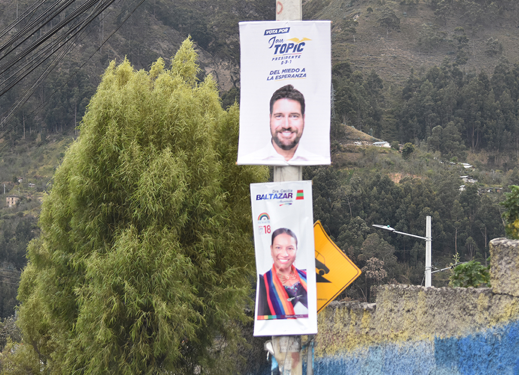  Carteles de los candidatos tapando señalética de tránsito en la avenida Manuela Sáenz.