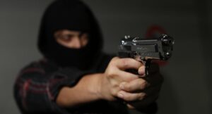 Delincuentes armados  roban USD 30.000 de una casa en Ambato