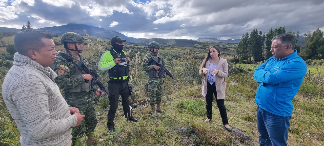 Prevención. La gobernadora de Carchi, Marianela Robles, llegó a Tufiño tras los últimos enjambres sísmicos.