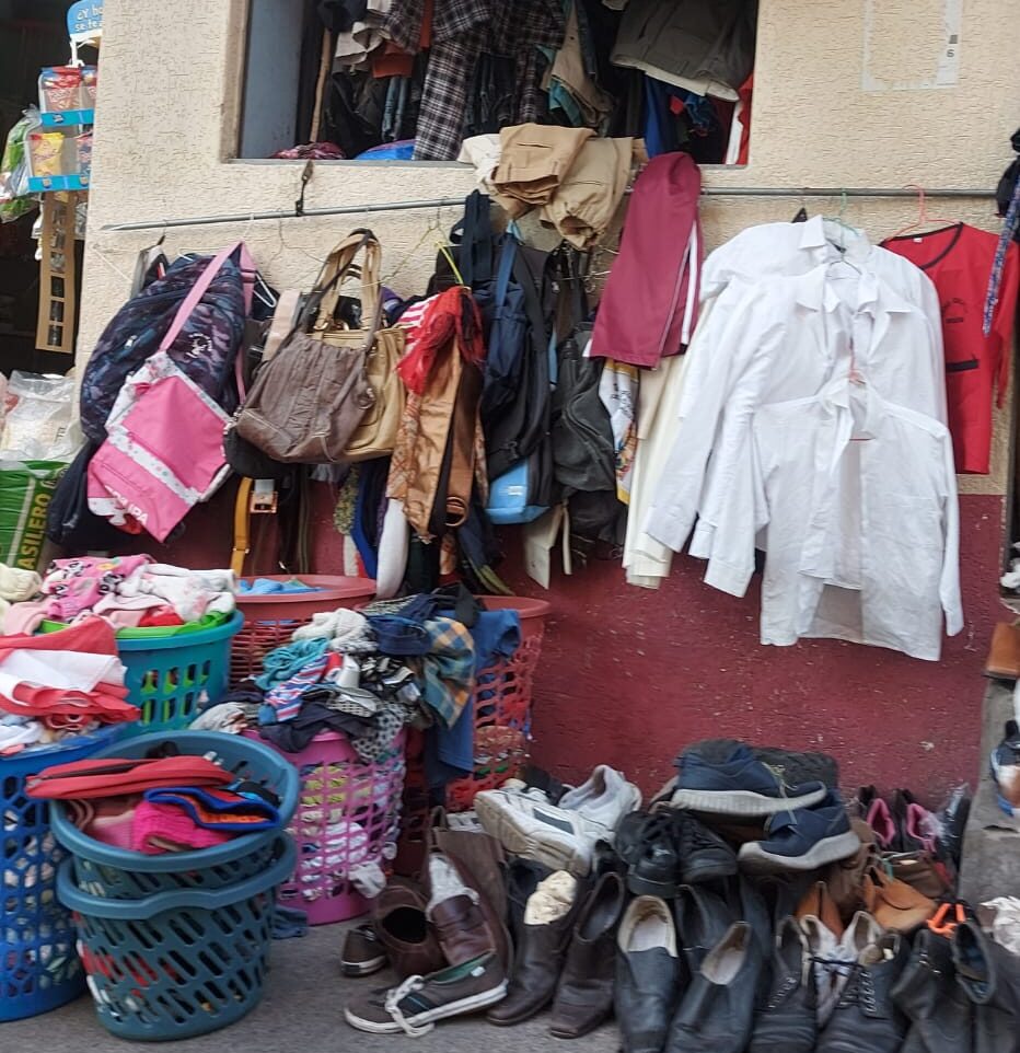 En la calle Cuenca, en el centro de Ambato existen varios lugares donde se venden uniformes de segunda mano.