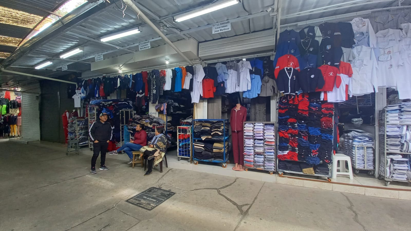 La venta de uniformes en el Centro Comercial Ferroviario se realiza de d