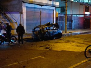 Policía investiga la explosión de un auto en Quito