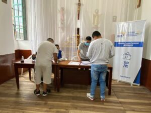 Presos son los primeros en votar en Imbabura