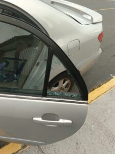 Delincuentes rompen el vidrio de un carro para llevarse varios accesorios