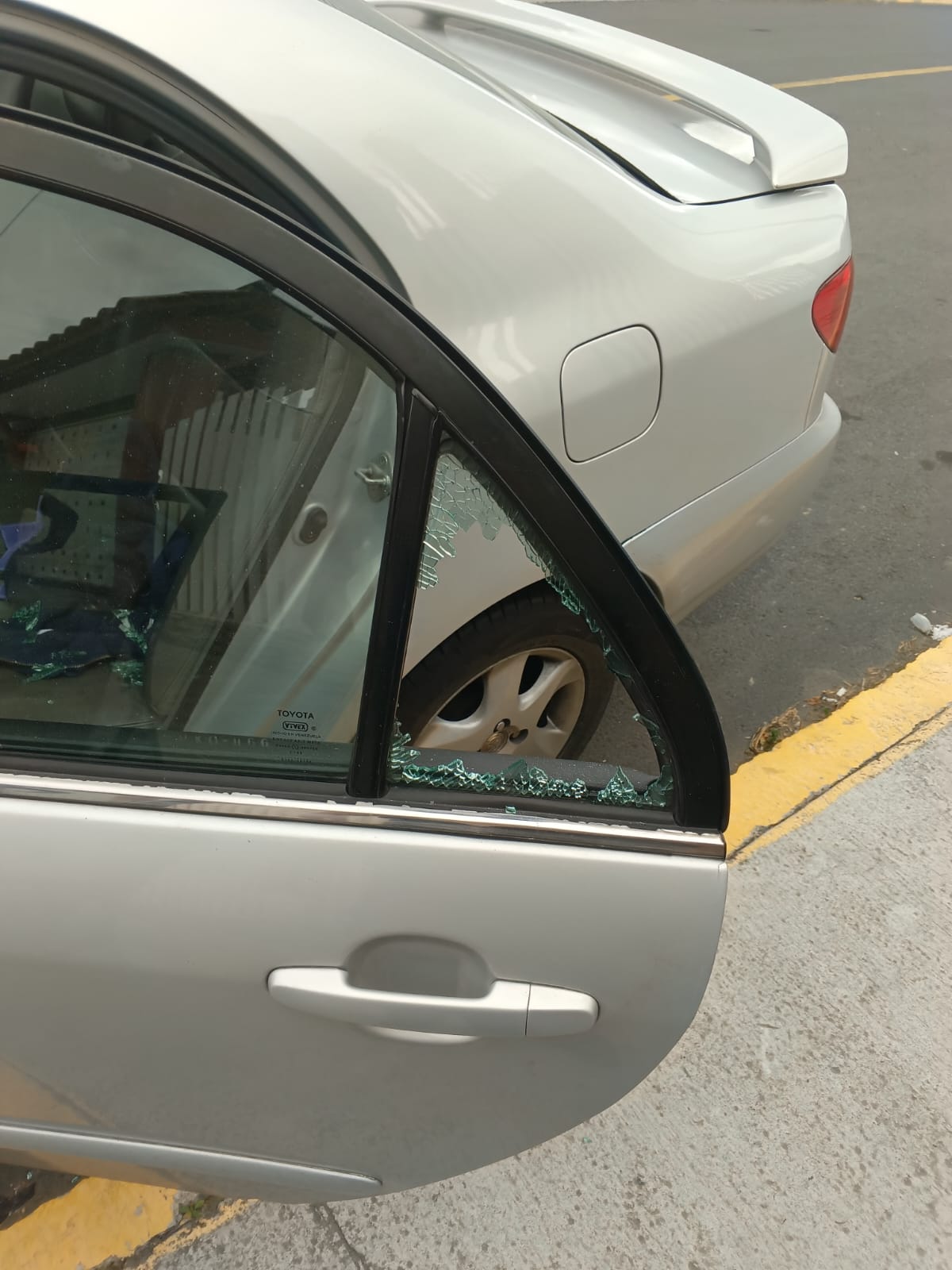 Los ladrones se llevaron varios accesorios del vehículo.