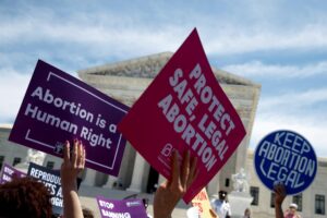 Las mujeres con embarazos complicados quedarán temporalmente exentas de la prohibición del aborto en Texas