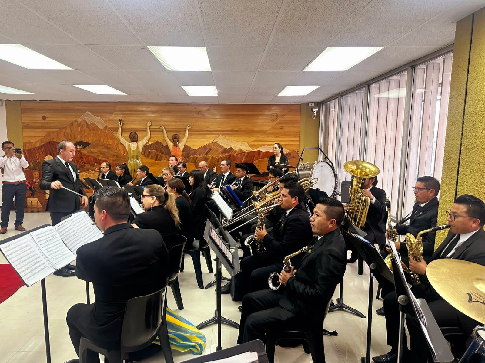 La Banda Sinfónica de Tungurahua realiza varias presentaciones en distintos lugares.