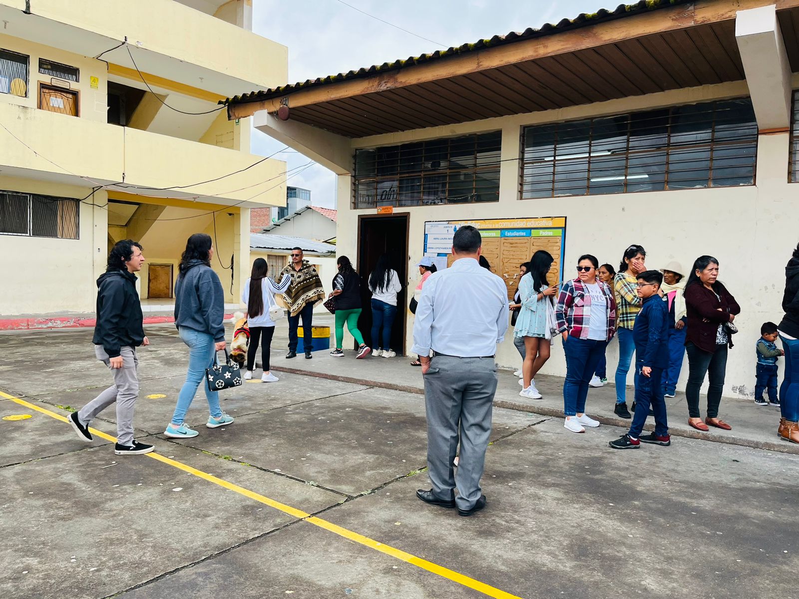 En la Unidad Educativa Mariano Benítez se registraron filas de personas pasado el mediodía.