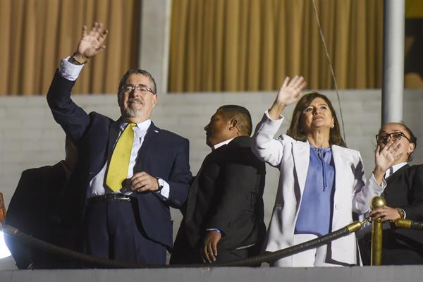 El presidente electo de Guatemala, Bernardo Arévalo (i), junto a la vicepresidenta Karin Herrera. EFE