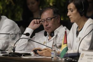 Senador colombiano cuestiona a Petro por ‘desaparecer’ en viajes al exterior