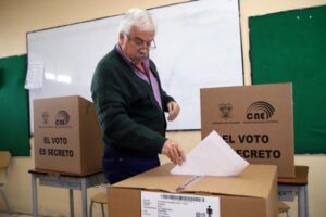 La calificación crediticia de Ecuador baja a pocos días de la elecciones