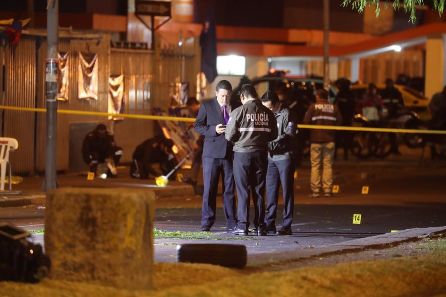 Autoridades en el lugar del crimen de Fernando Villavicencio, en Quito.