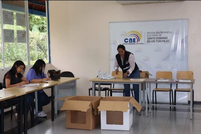 TRABAJO. Representantes del CNE pulen detalles para las elecciones anticipadas.