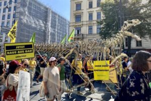 Jóvenes activistas reclaman en Viena cambios políticos para acabar con la crisis climática